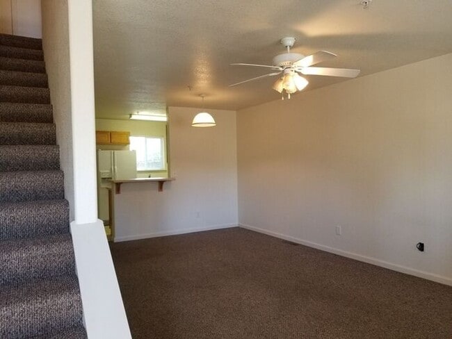 Building Photo - Townhouse in Gated Community For Rent