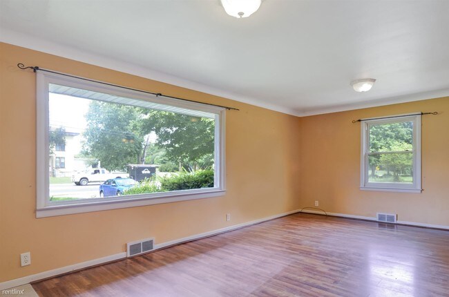 Building Photo - 2077 River St