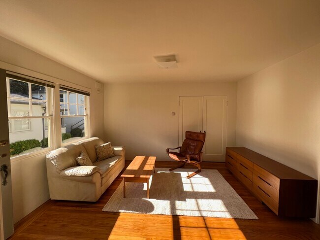 Sala de estar 2 de 2 - 1750 Allston Way