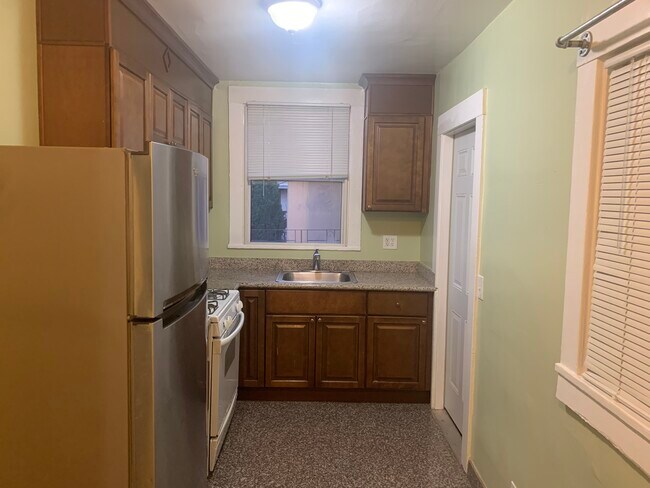 Kitchen - 1608 Harmon St