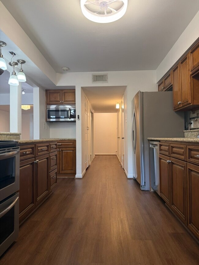 Building Photo - 12925 Trail Hollow Dr
