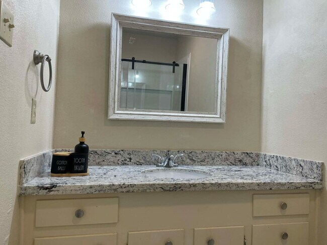 Foto del edificio - 9410 Mapes St