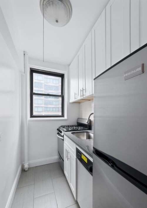 Building Photo - 220 W 20th St