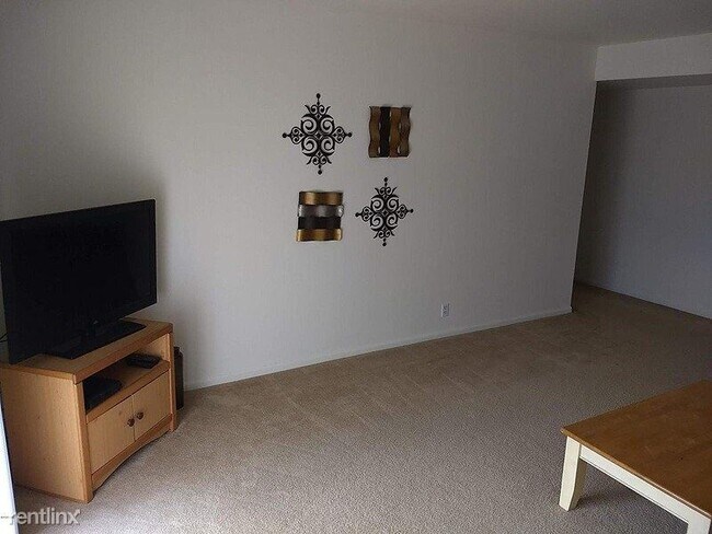 Building Photo - 1 br, 1 bath Condo - 3608 Lakeshore Drive B-5