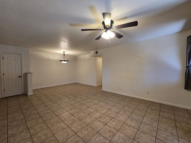 Foto del edificio - 601 W San Mateo Rd