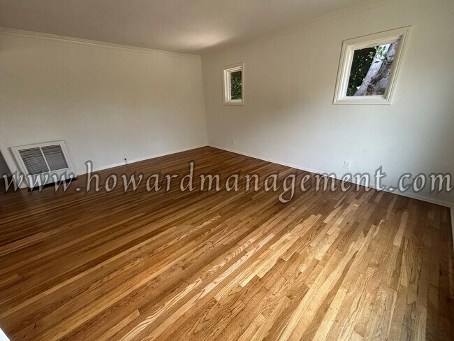 Building Photo - 01658CE