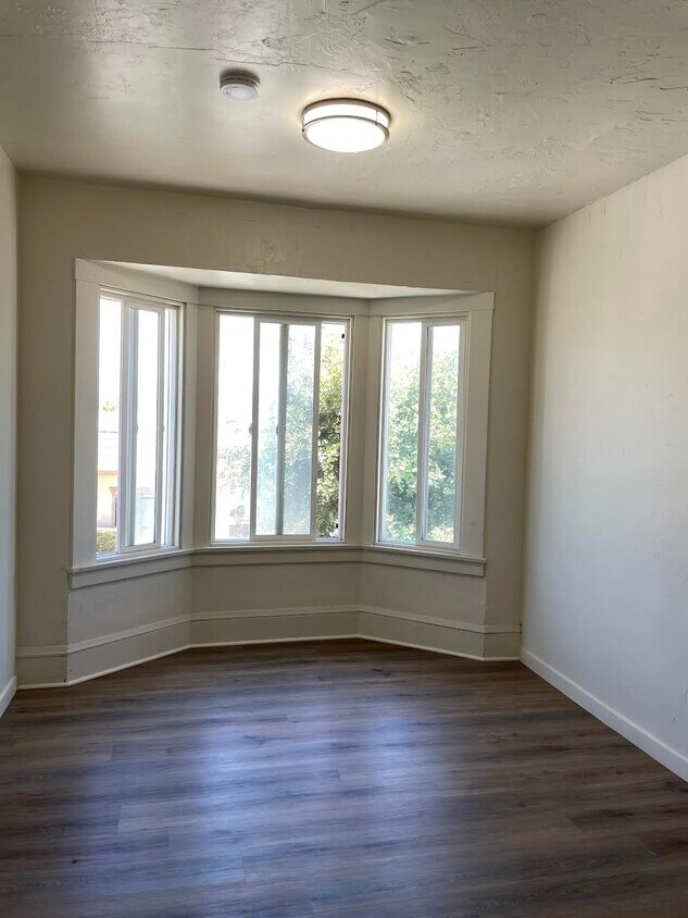 Building Photo - 347 Belden St