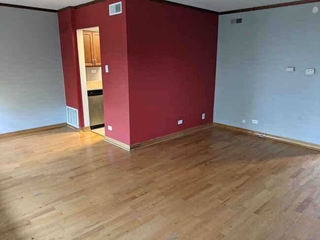 Building Photo - 2610 Oakton St