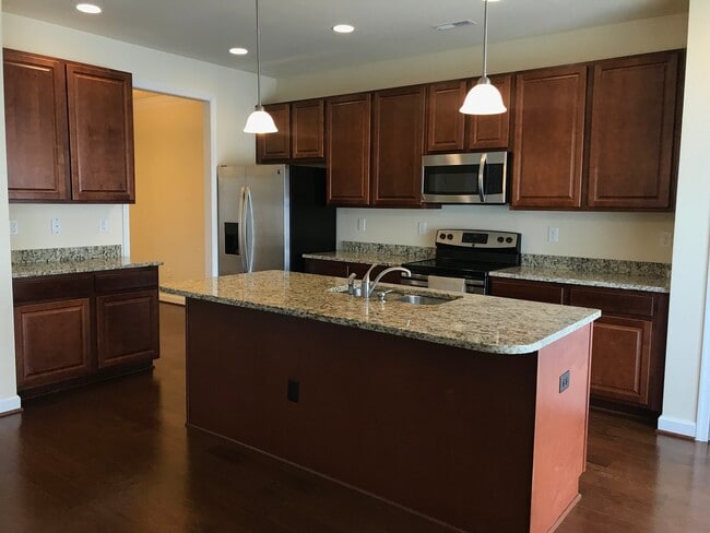 Building Photo - Spacious & Updated 3BR/3BA Home Near Shopping & Interstate Access!