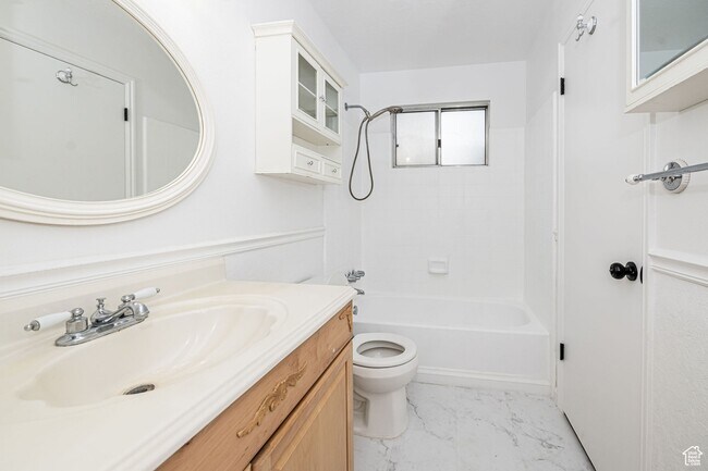 Building Photo - 6329 S Fairwind Dr