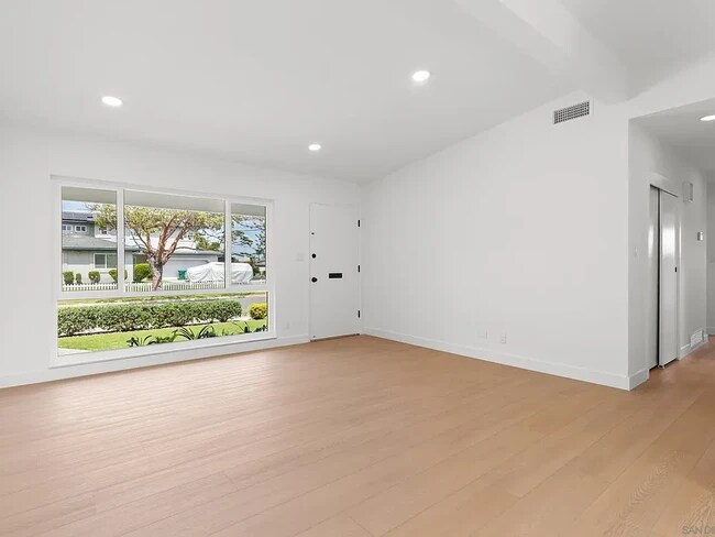 Foto del edificio - 8851 Geraldine Ave