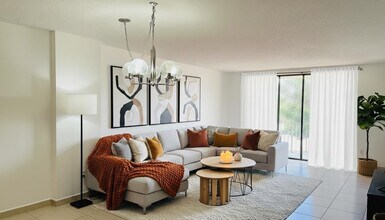 Building Photo - 901 Hillcrest Dr