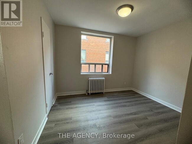 Photo du bâtiment - 852-852 Broadview Ave