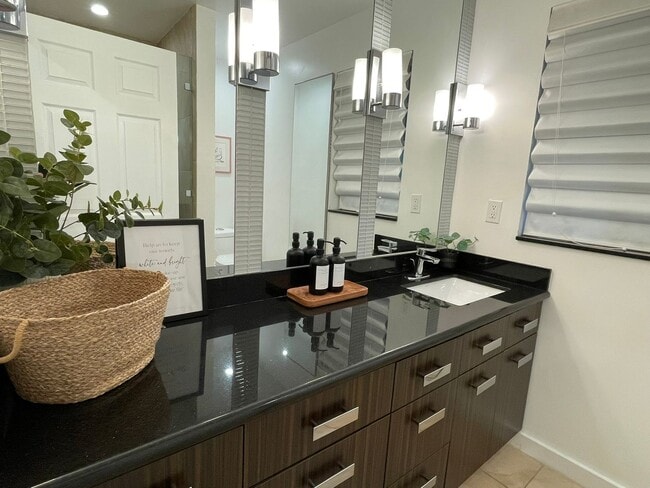 Building Photo - PRIVATE , FURNISHED Beverly Hills Studio Back House ! All utilities included