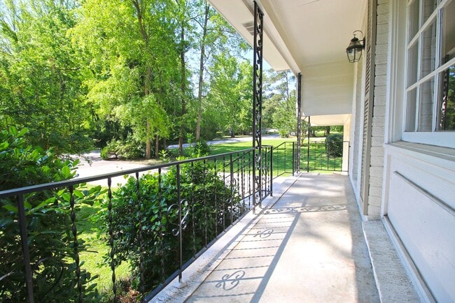 Foto del edificio - Fabulous 4 bedroom 2.5 bath Forest Acres home
