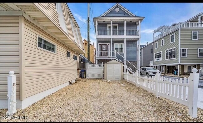 Building Photo - 125 Throssell Rd