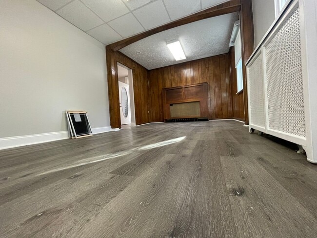 Building Photo - Newly Renovated 3 Bed, 1/2 Bath in Fairview!