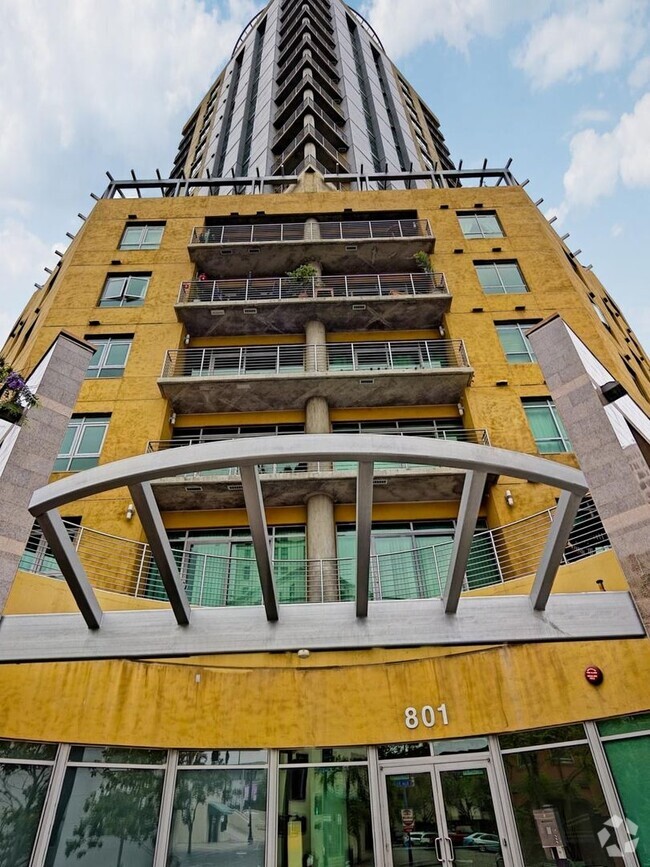 Building Photo - 801 Ash St