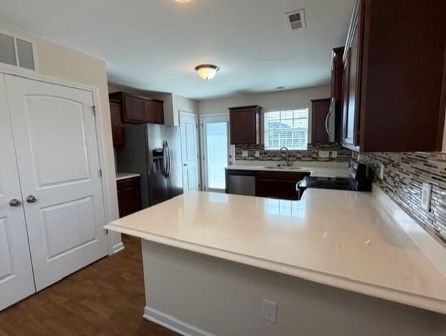 Foto del edificio - ~~ Luxurious End Unit 3-bedroom Townhome ~~