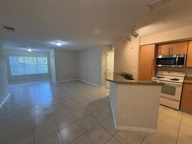 Foto del edificio - 3390 Pinewalk Dr N