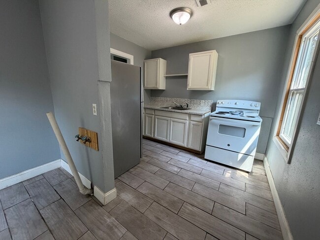 Building Photo - 3521 Sunview Ave