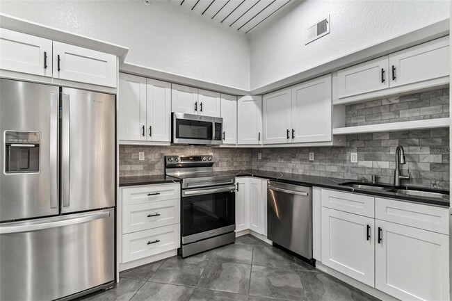 Building Photo - 2421 W Horatio St