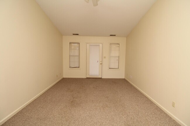 Building Photo - 795 Sivley Rd