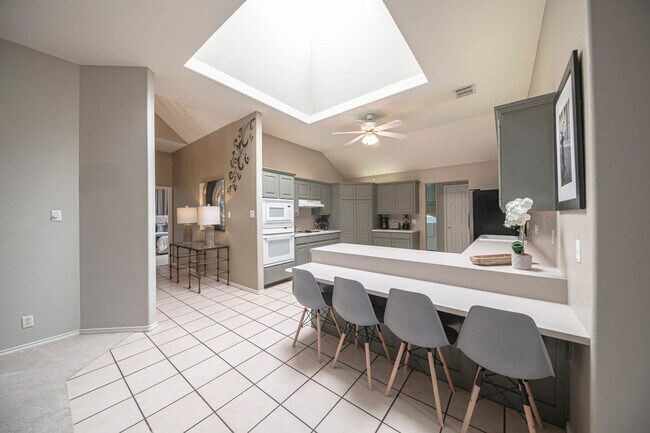 Foto del edificio - 1300 Godfrey St