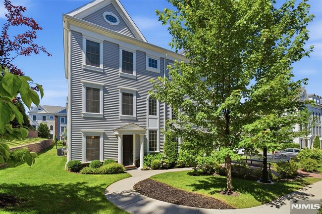 Building Photo - 60 Roosevelt Dr
