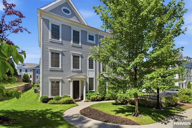 Foto del edificio - 60 Roosevelt Dr