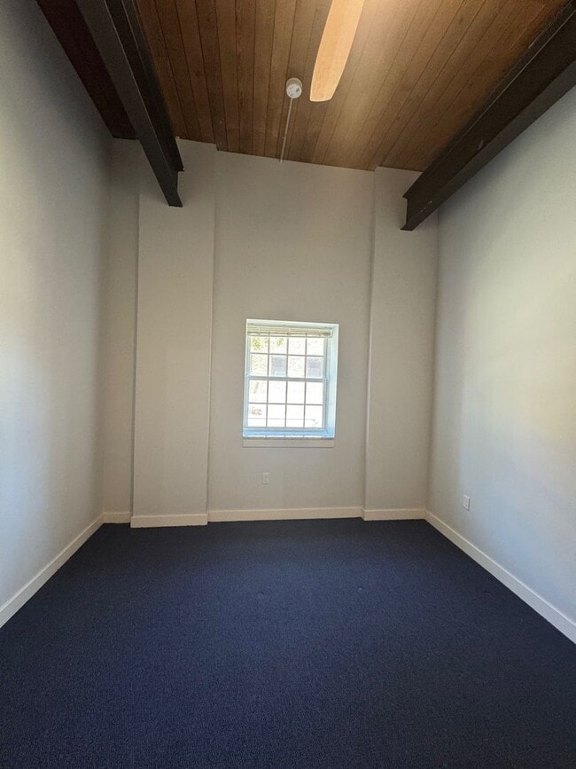 Building Photo - Beautiful 2 Bedroom 2 Bath Apartment on Ma...