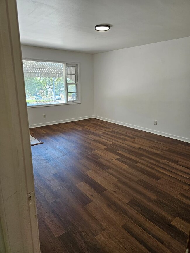 Foto del edificio - 1300 E Duplex
