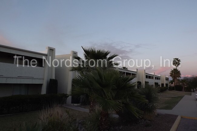 Building Photo - 625 S Prudence Rd