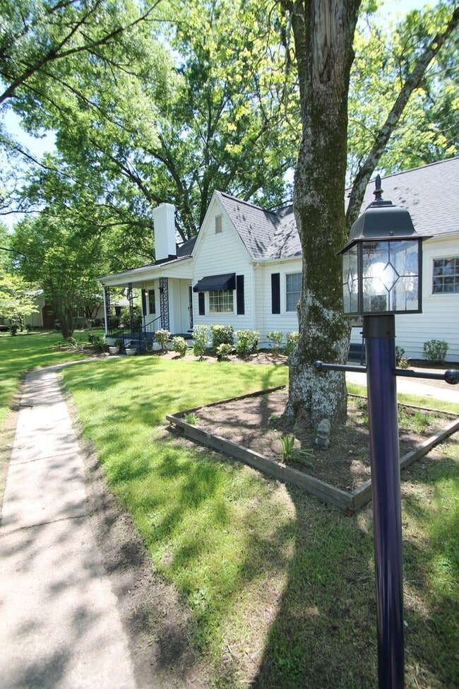 Foto del edificio - Exclusively Offered By Muse Realty Rentals, LLC