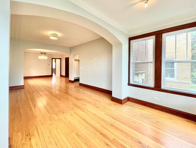 Foto del edificio - 2652 N Harding Ave