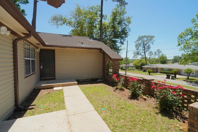 Foto del edificio - 1545 Pine View Dr