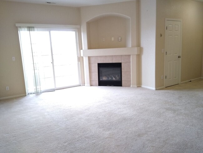 Photo - Super Fly 1 Bedroom with Large Study, 1 1/... Apartment