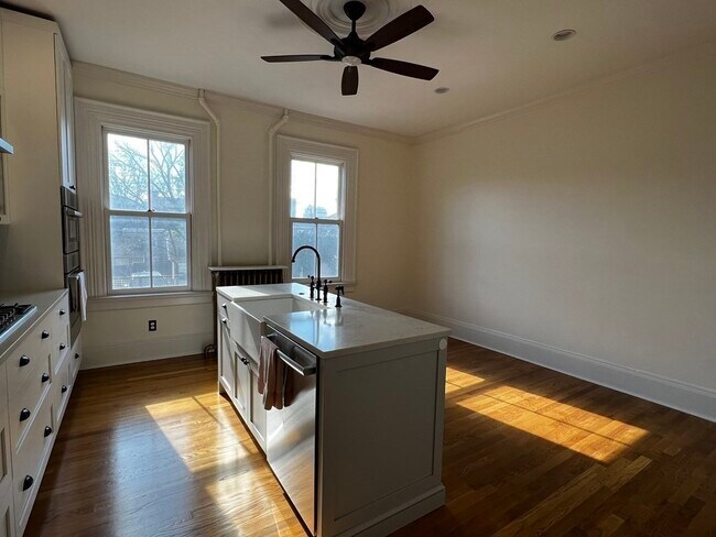 Building Photo - 92 Thorndike St