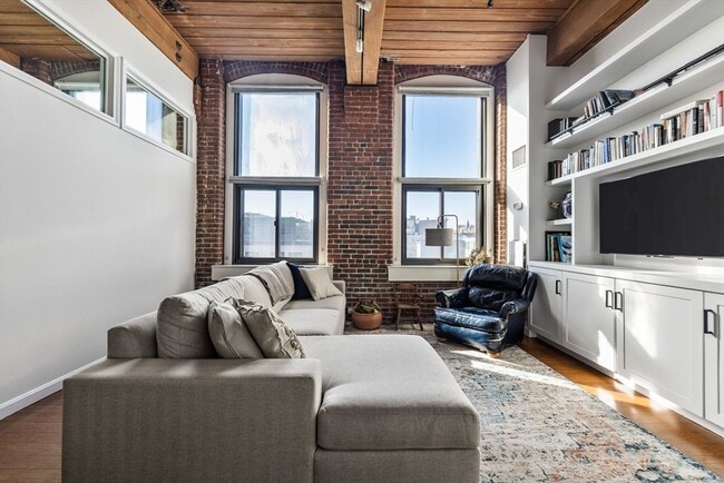 Building Photo - 320 W 2nd St