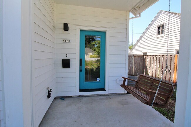 Building Photo - Contemporary 2 Bed/2.5 Bath Townhome in Gr...
