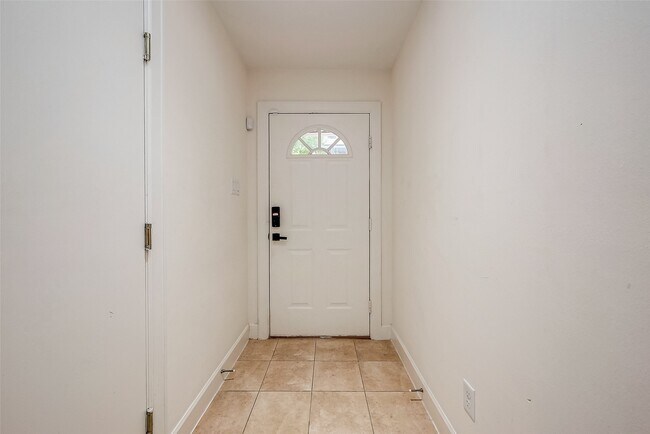 Foto del edificio - 2710 Hullsmith Dr