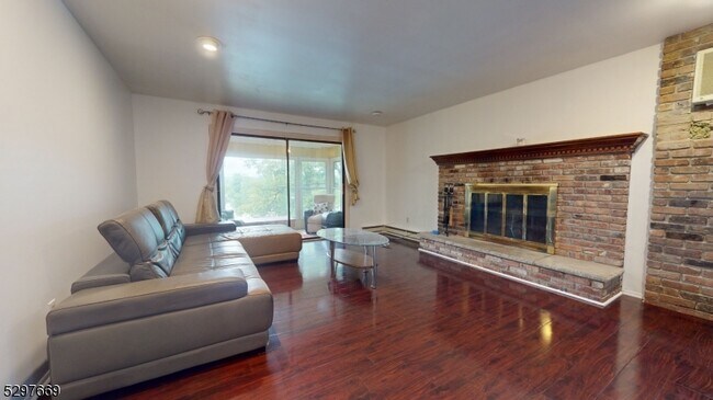 Building Photo - 368 Lake Shore S