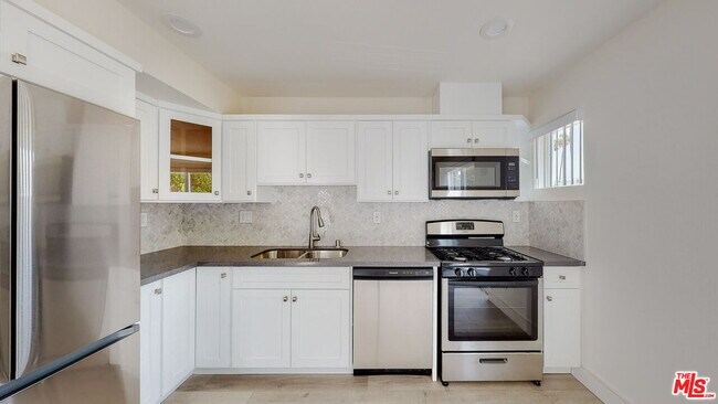 Building Photo - 953 N Mariposa Ave