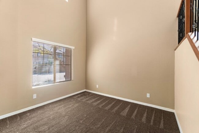 Building Photo - Stunning Phoenix home with open floorplan!