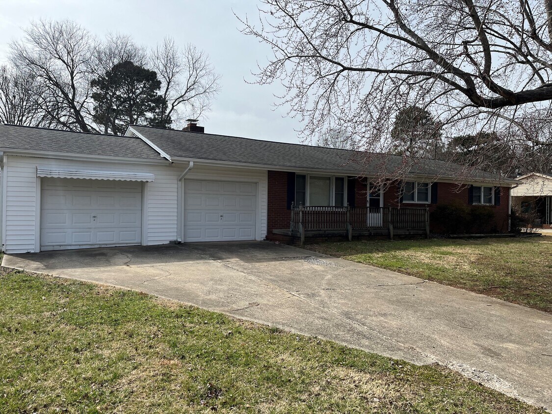 Primary Photo - 2370 Old Field Rd