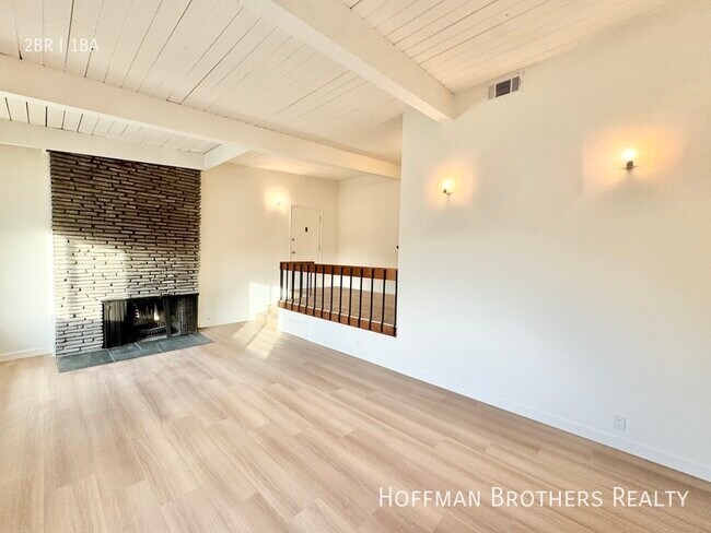 Building Photo - 3160 Hollycrest Dr