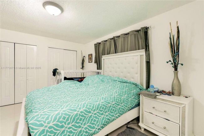 Building Photo - 3 bedroom in Miami FL 33165