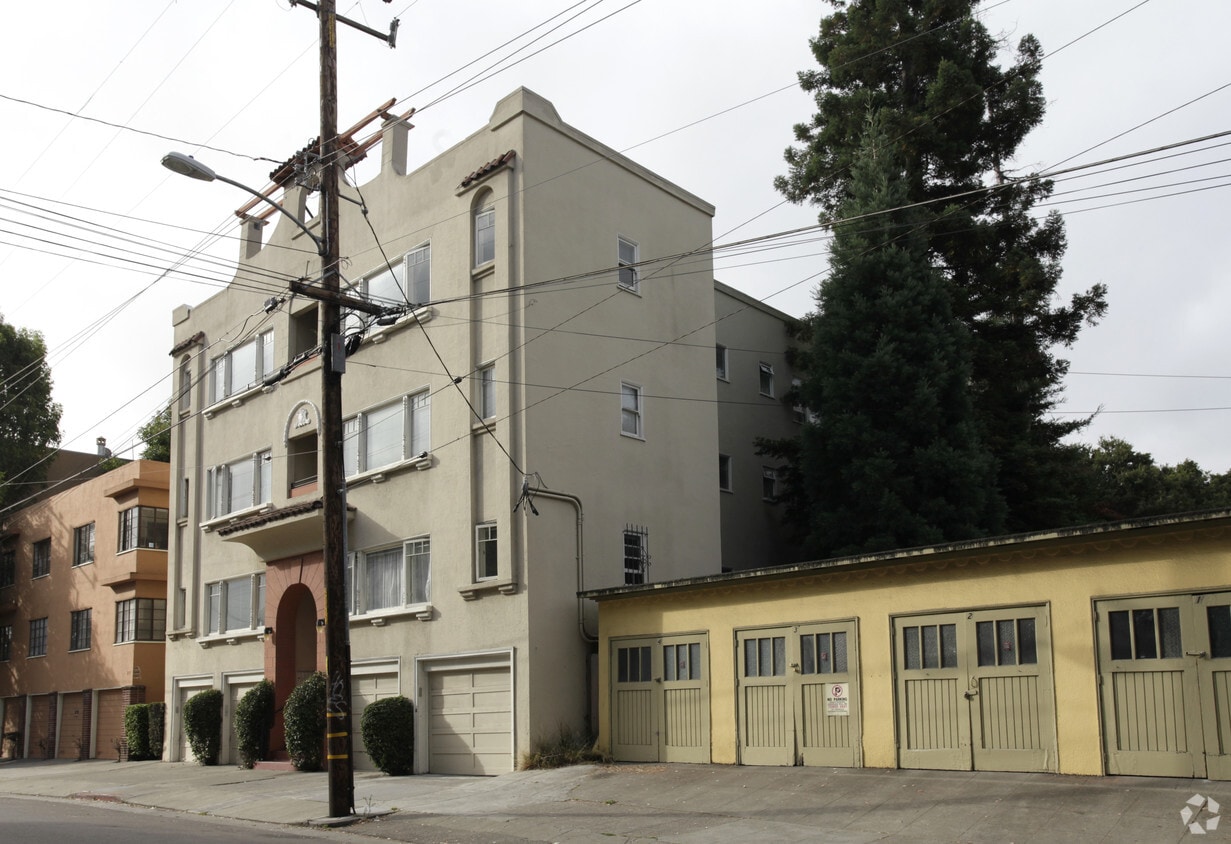 Building Photo - Hillcrest Apartments