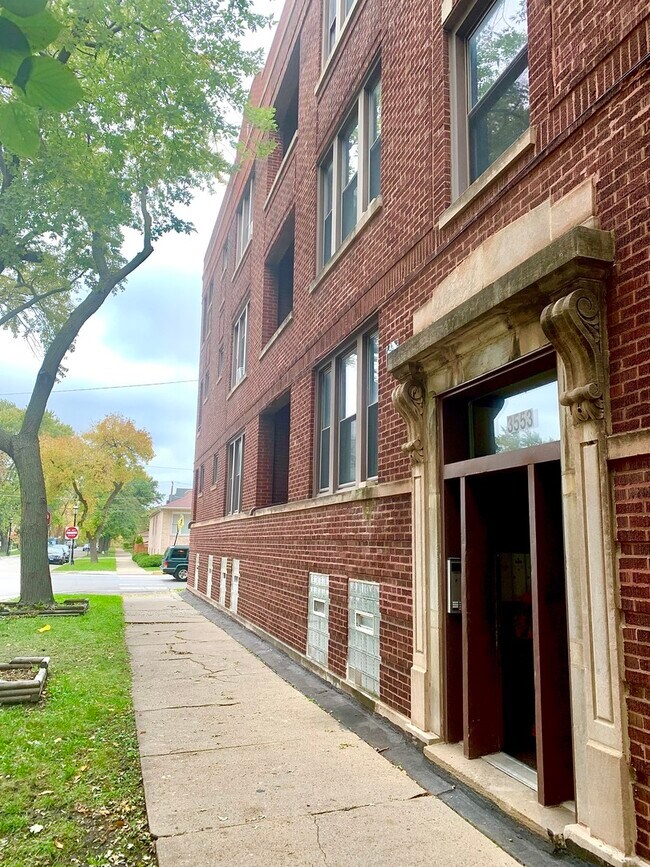 Foto del edificio - 3553 N Hamlin Ave