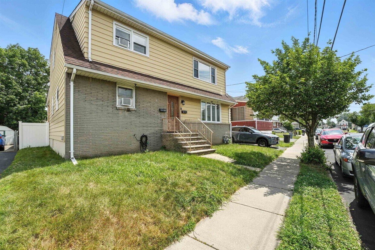 Primary Photo - 52 River St